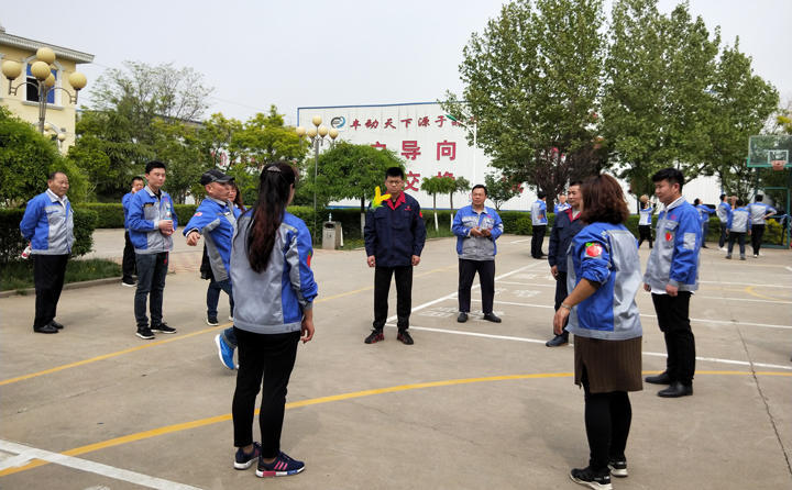 踢毽子比賽讓我們見識到團(tuán)結(jié)協(xié)作、堅持不懈的運動精神，各隊在場上展開激烈比拼，隊員們沉著應(yīng)戰(zhàn)、默契配合、快速傳遞