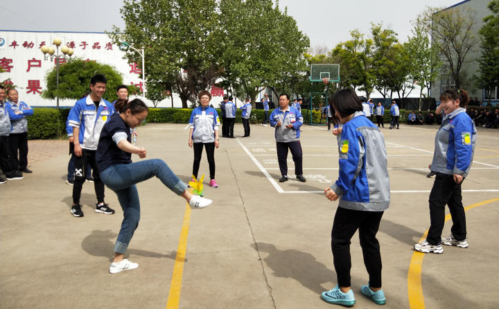 踢毽子比賽讓我們見識到團(tuán)結(jié)協(xié)作、堅持不懈的運動精神，各隊在場上展開激烈比拼，隊員們沉著應(yīng)戰(zhàn)、默契配合、快速傳遞
