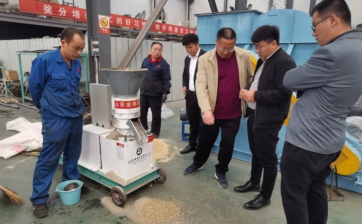 350型號(hào)秸稈顆粒機(jī)，時(shí)產(chǎn)300-600公斤