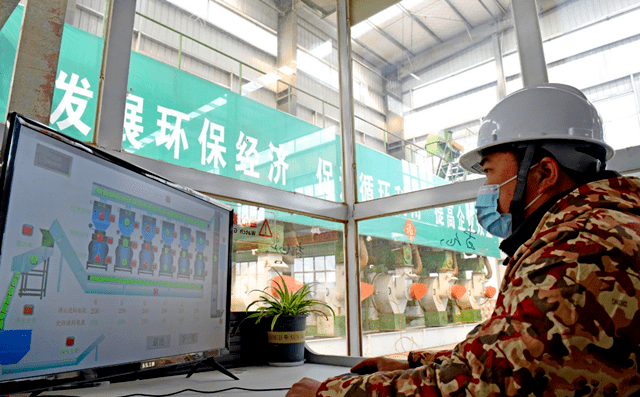 淮南市壽縣一家顆粒廠工人正在操控秸稈顆粒機(jī)械設(shè)備加工秸稈，生產(chǎn)生物燃料
